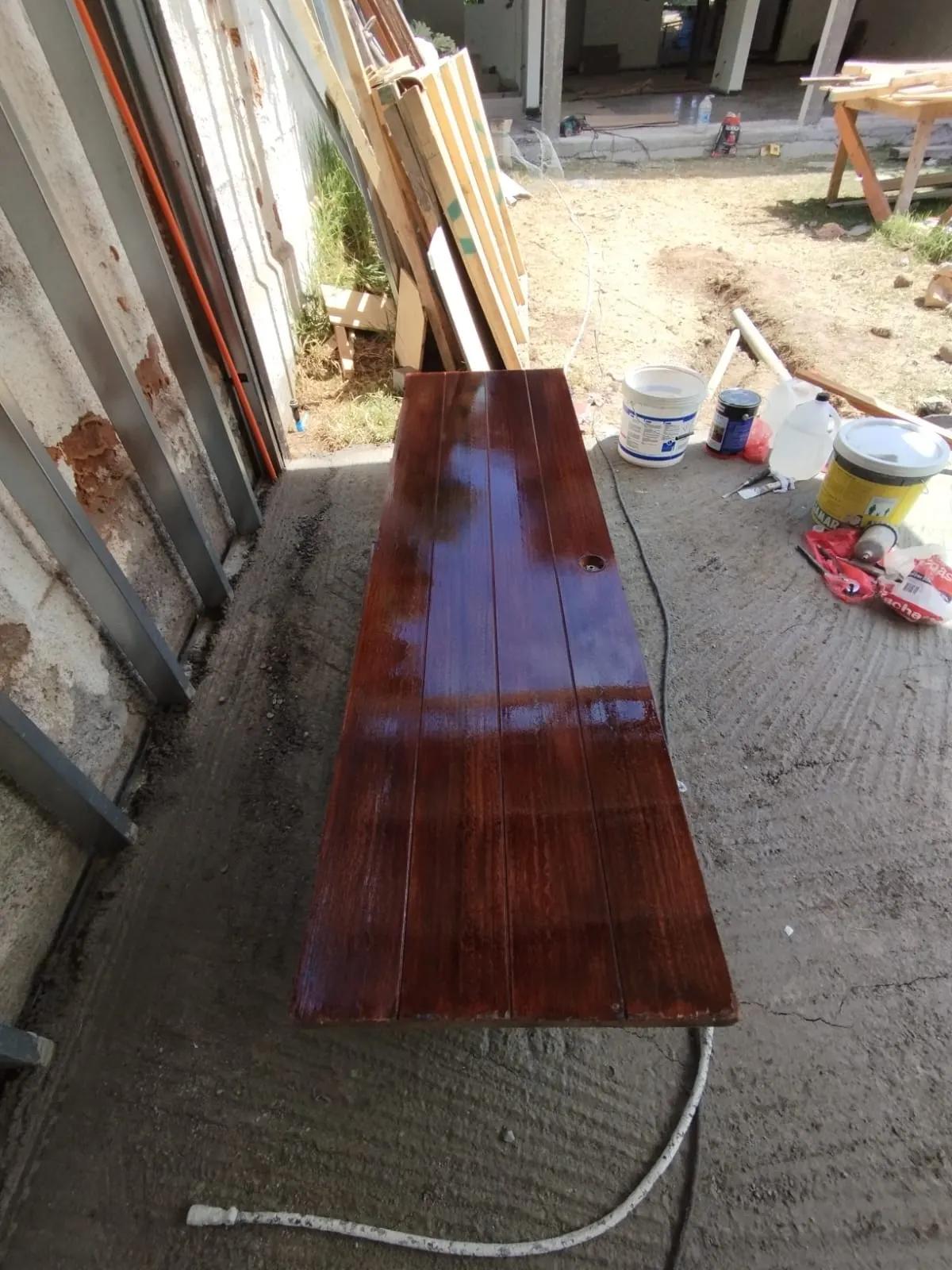 Puerta de madera recién barnizada en Santiago