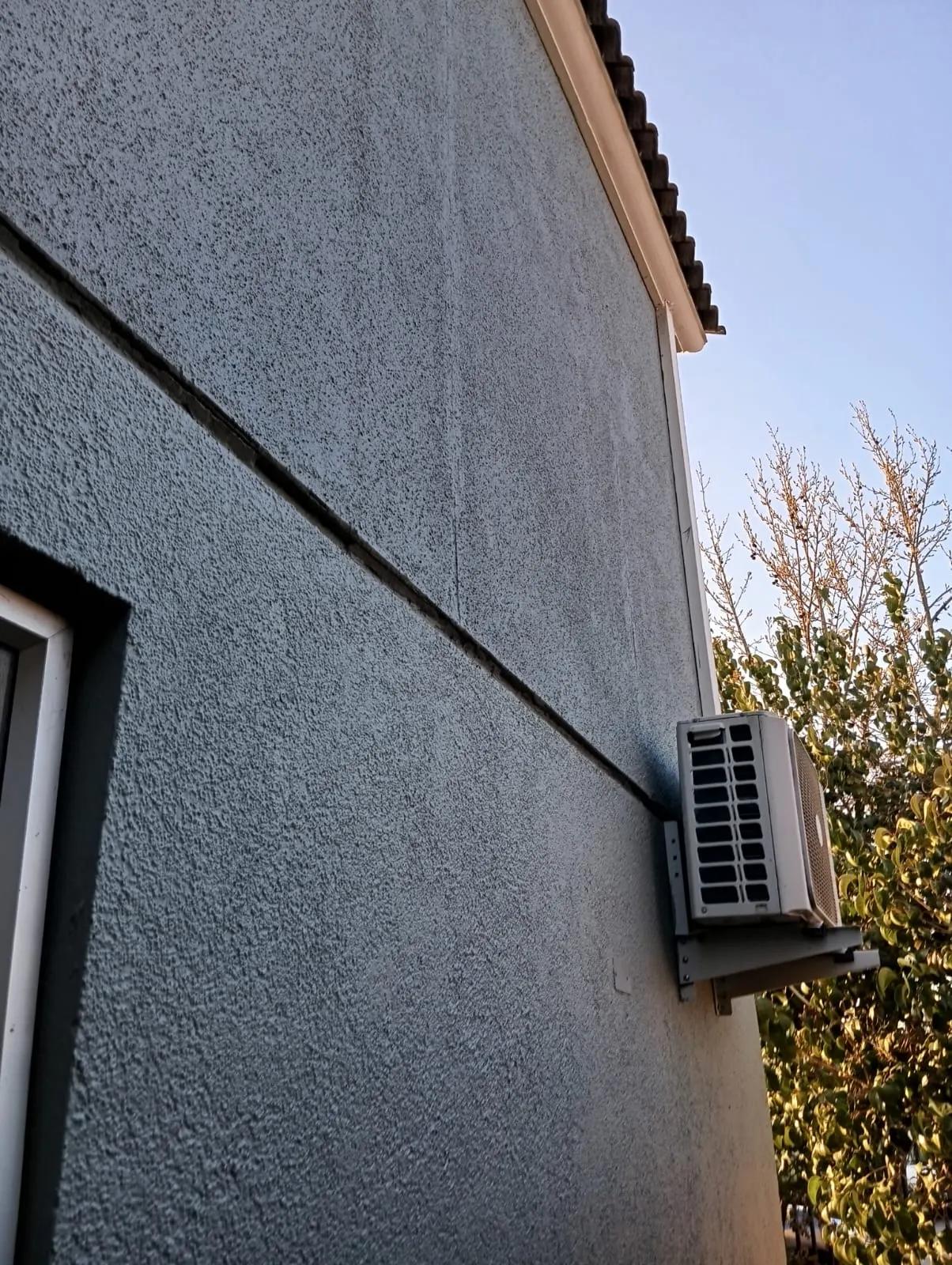 Casa pintada con terminación texturizada en Las Condes