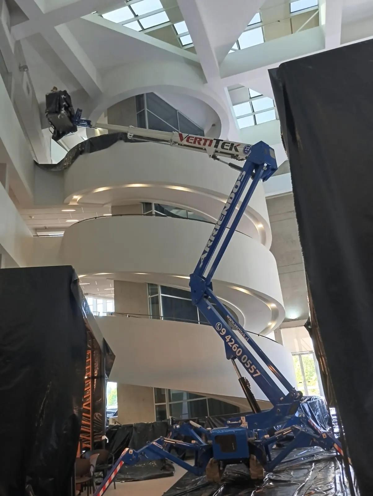 Pintura institucional en sede UDD Las Condes