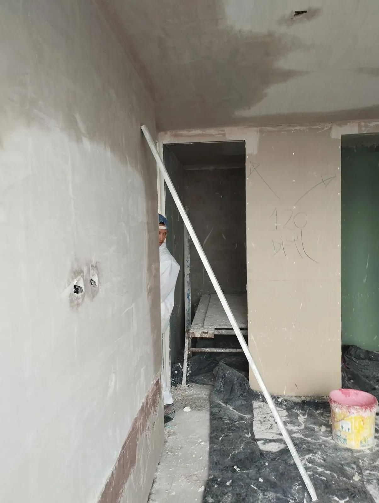 Fachada de edificio pintada en Santiago Centro