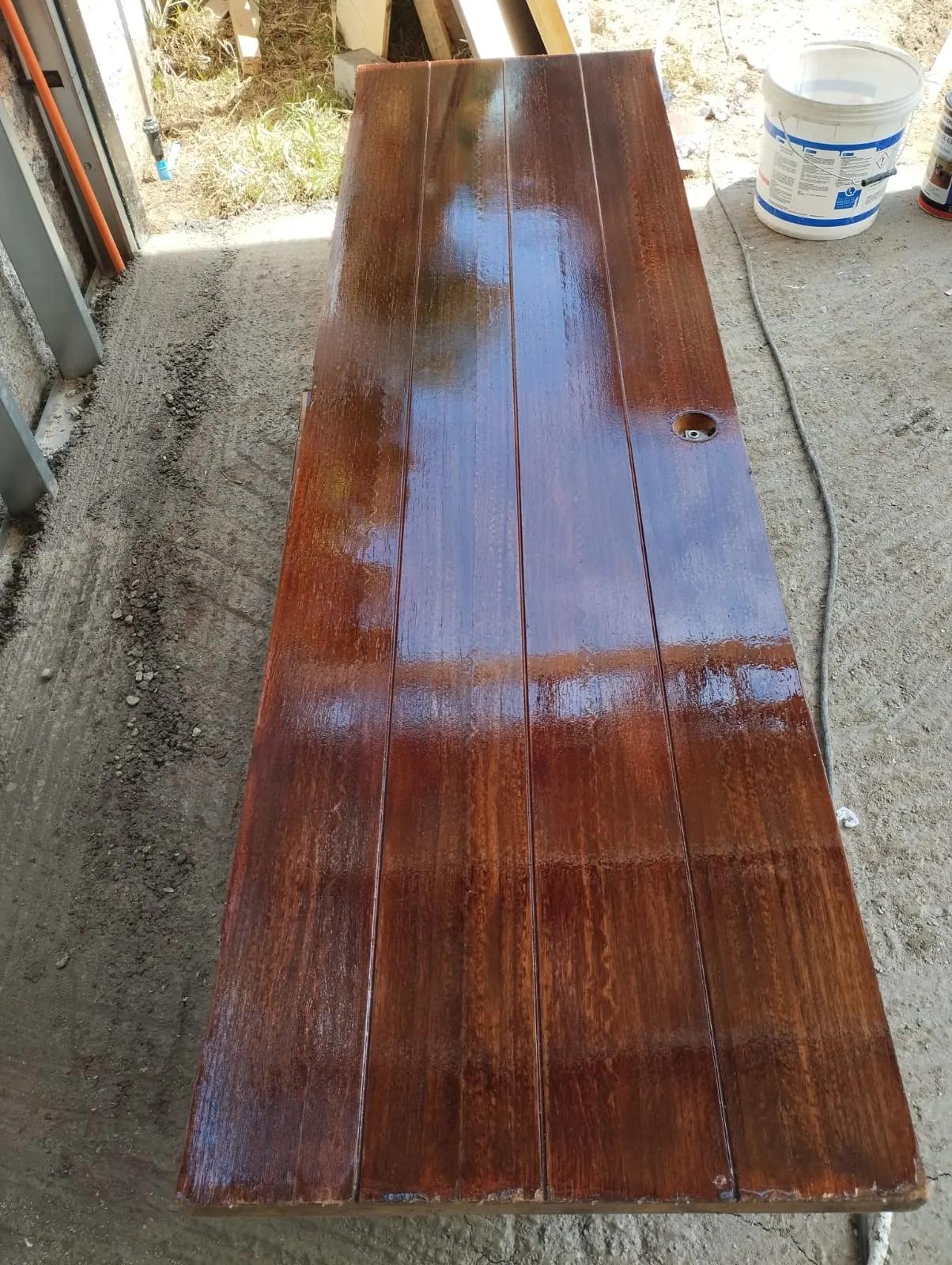 Detalle de veta de madera con barniz protector