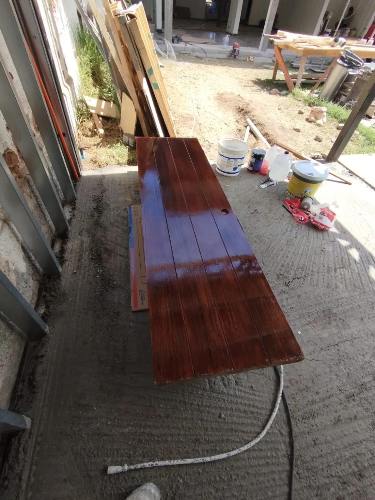 Puerta barnizada con acabado uniforme
