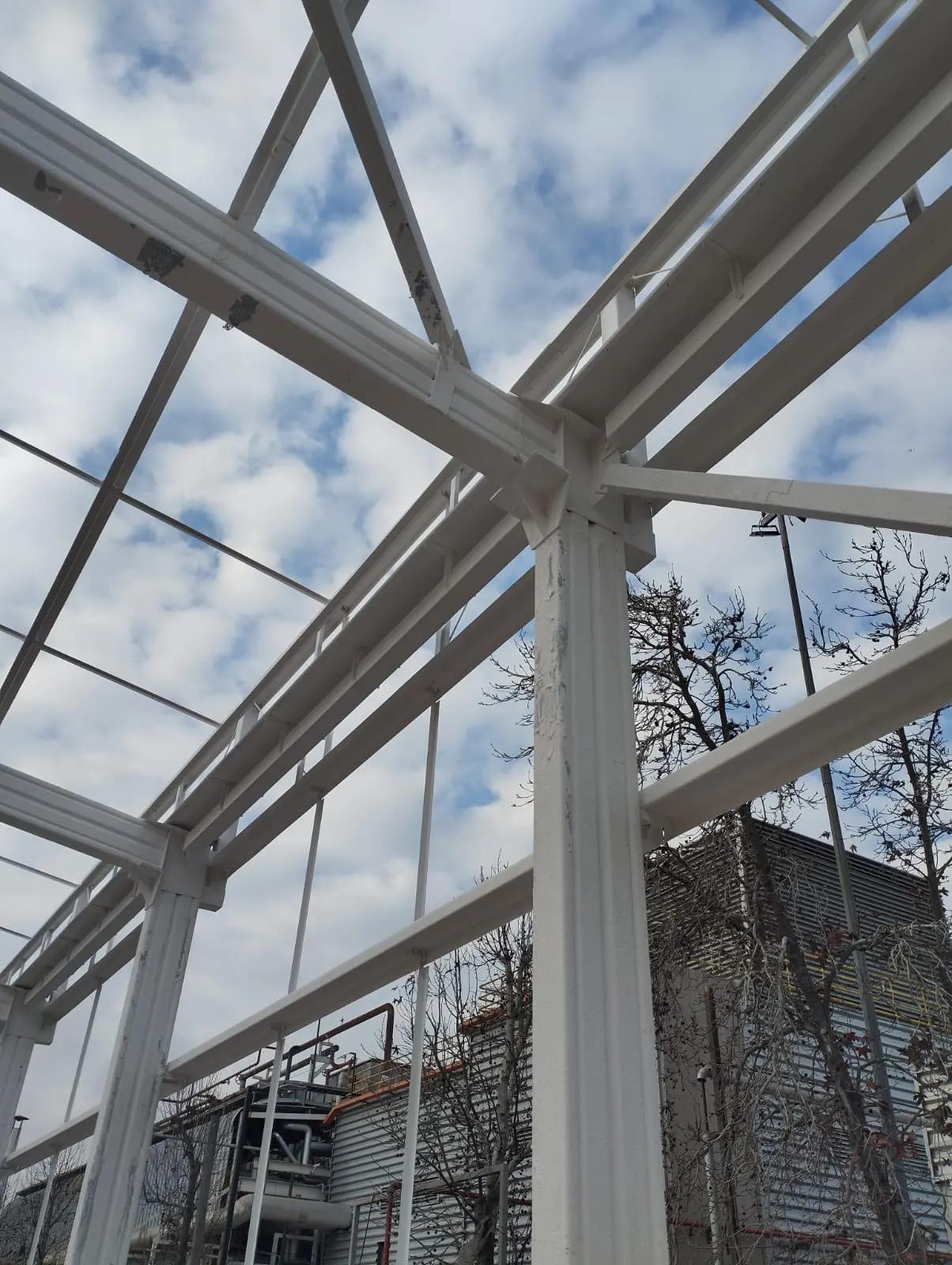 Estructura de galpón pintada en Quilicura