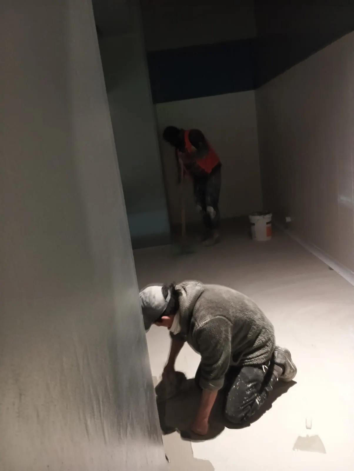 Preparación de piso epóxico en Universidad Católica